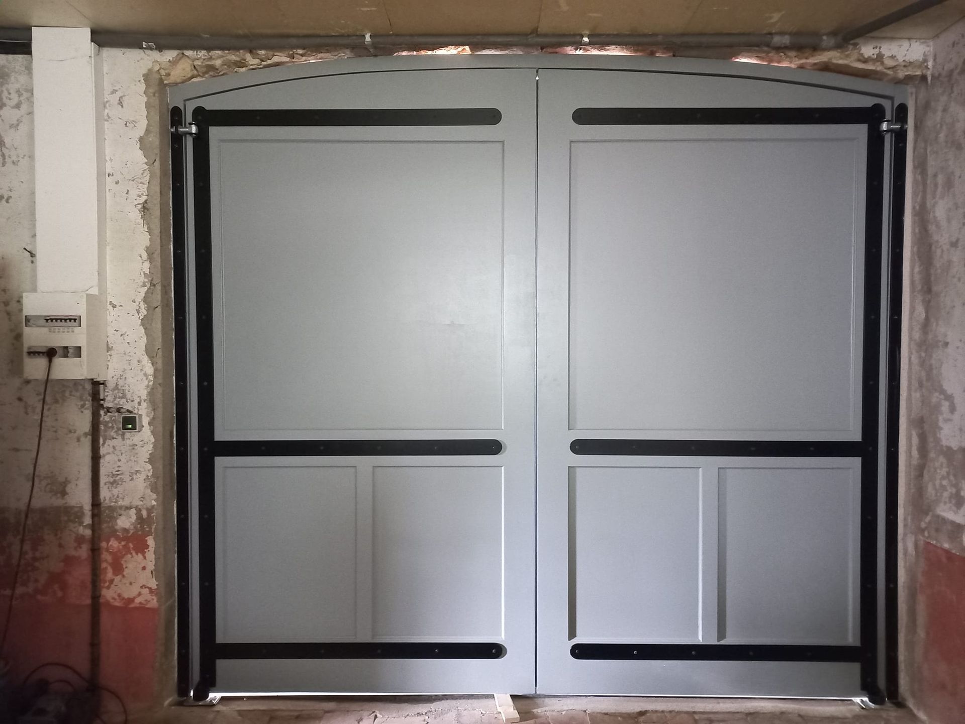 Porte de garage grise vue de l'intérieur