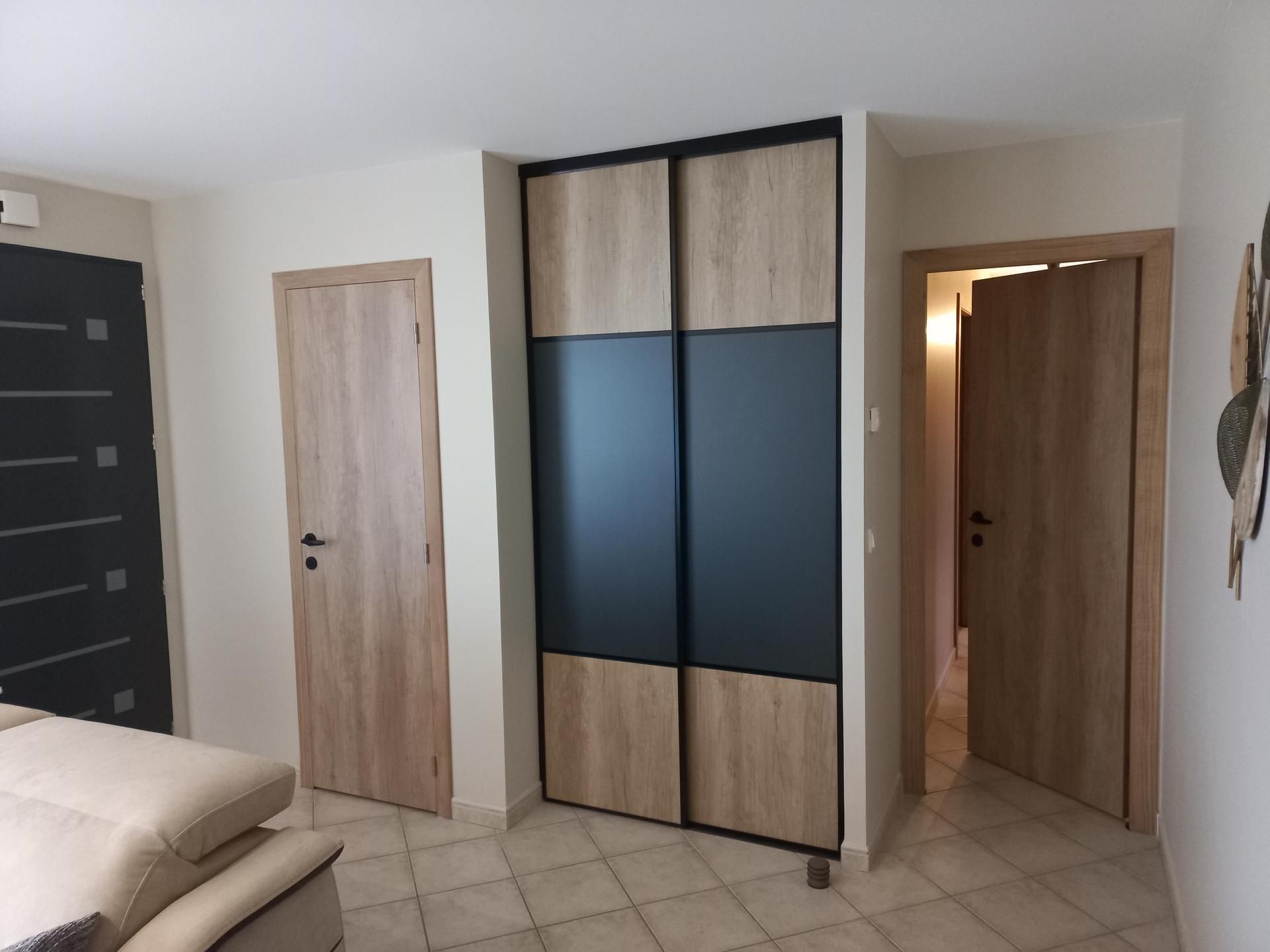 Placard d'une chambre entre deux portes en bois