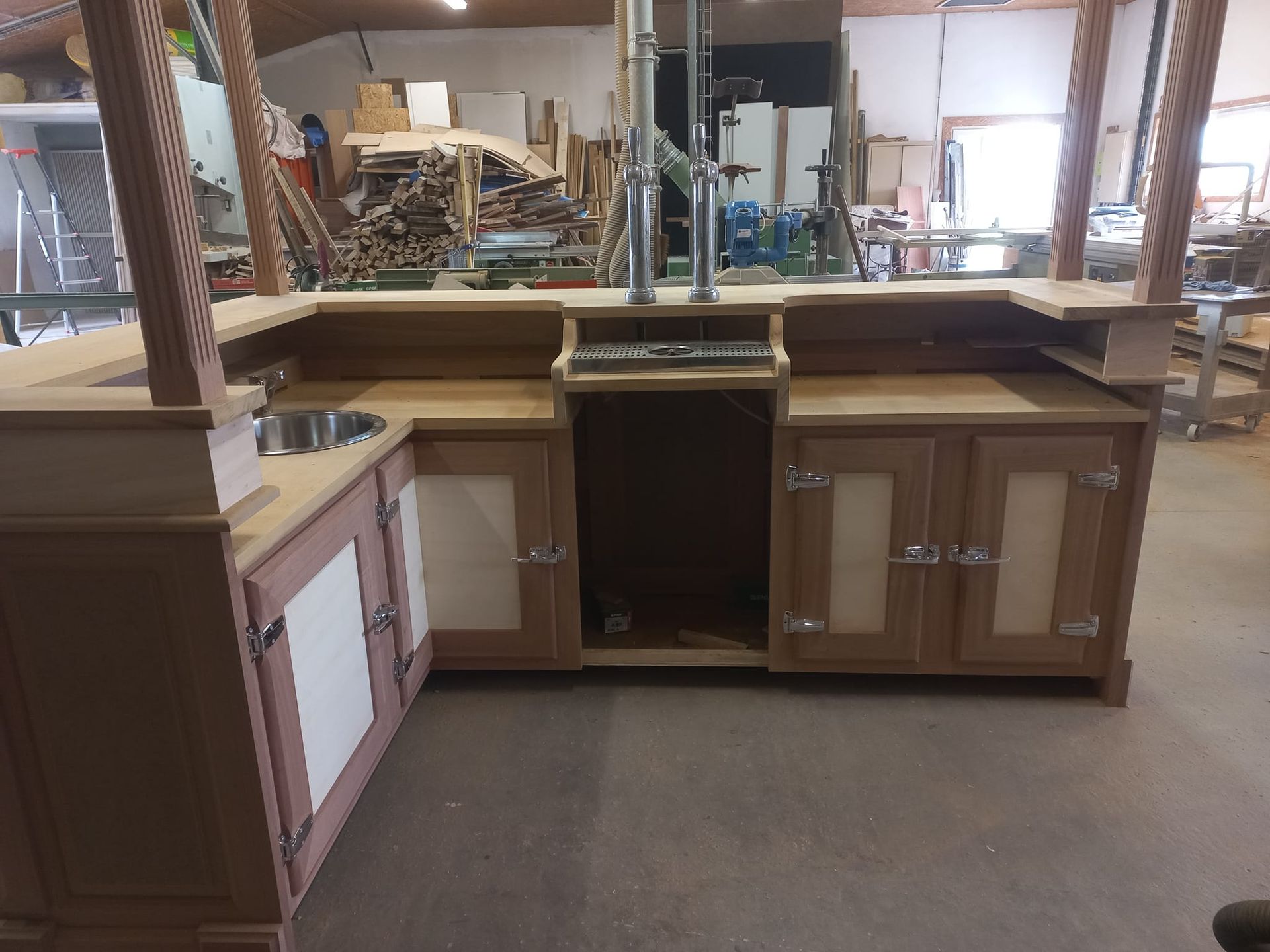 Derrière d'un meuble pour bar entièrement en bois