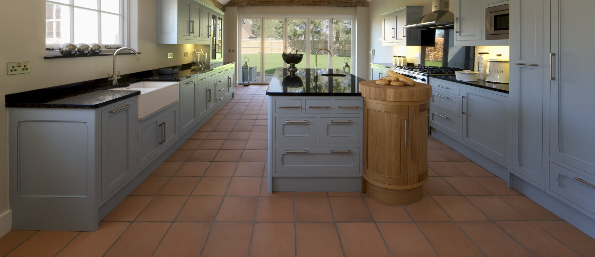 Grande cuisine avec îlot central en bois bleu ciel