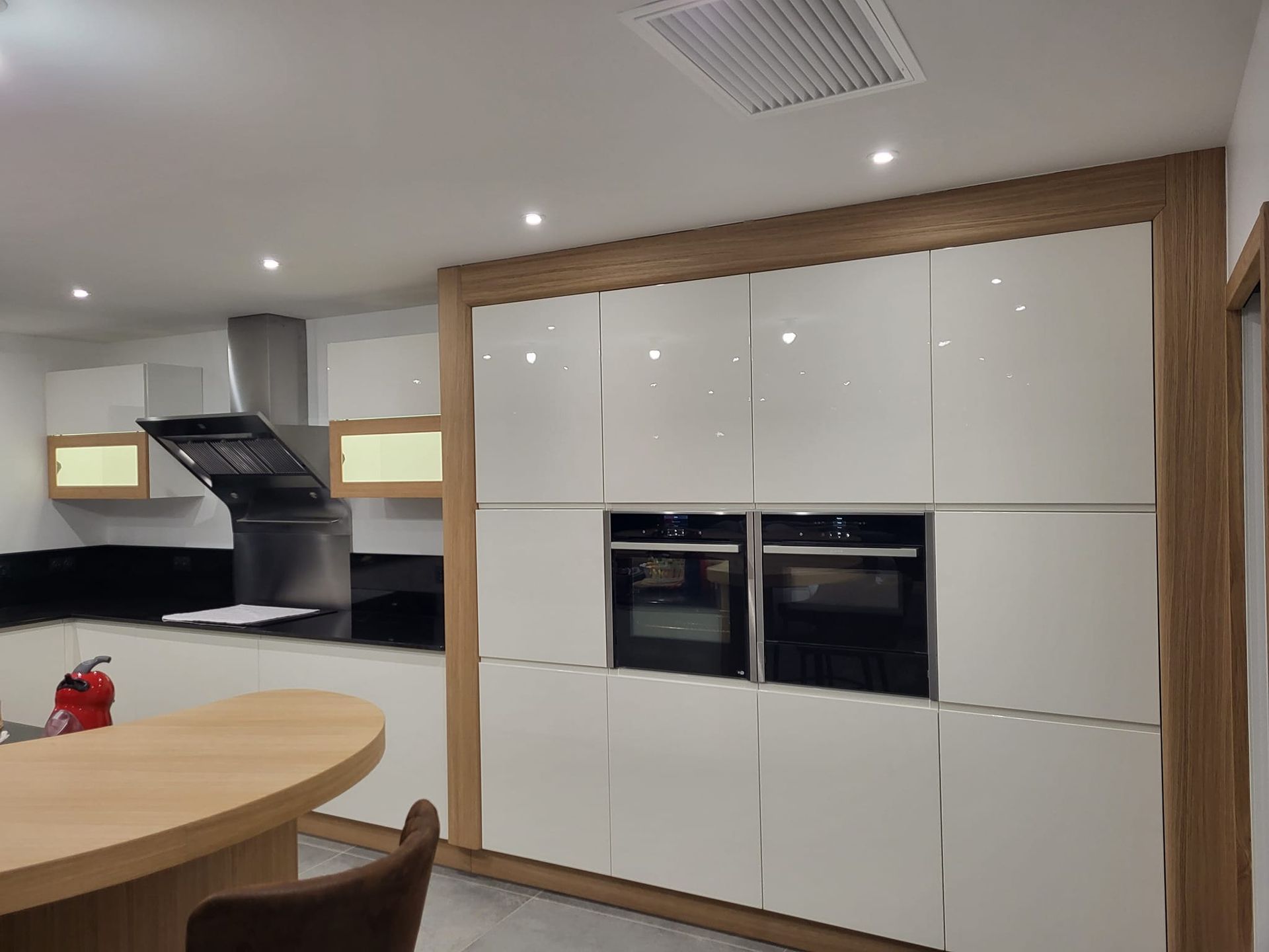 Deux fours encastrés dans un grand meuble en bois d'une cuisine