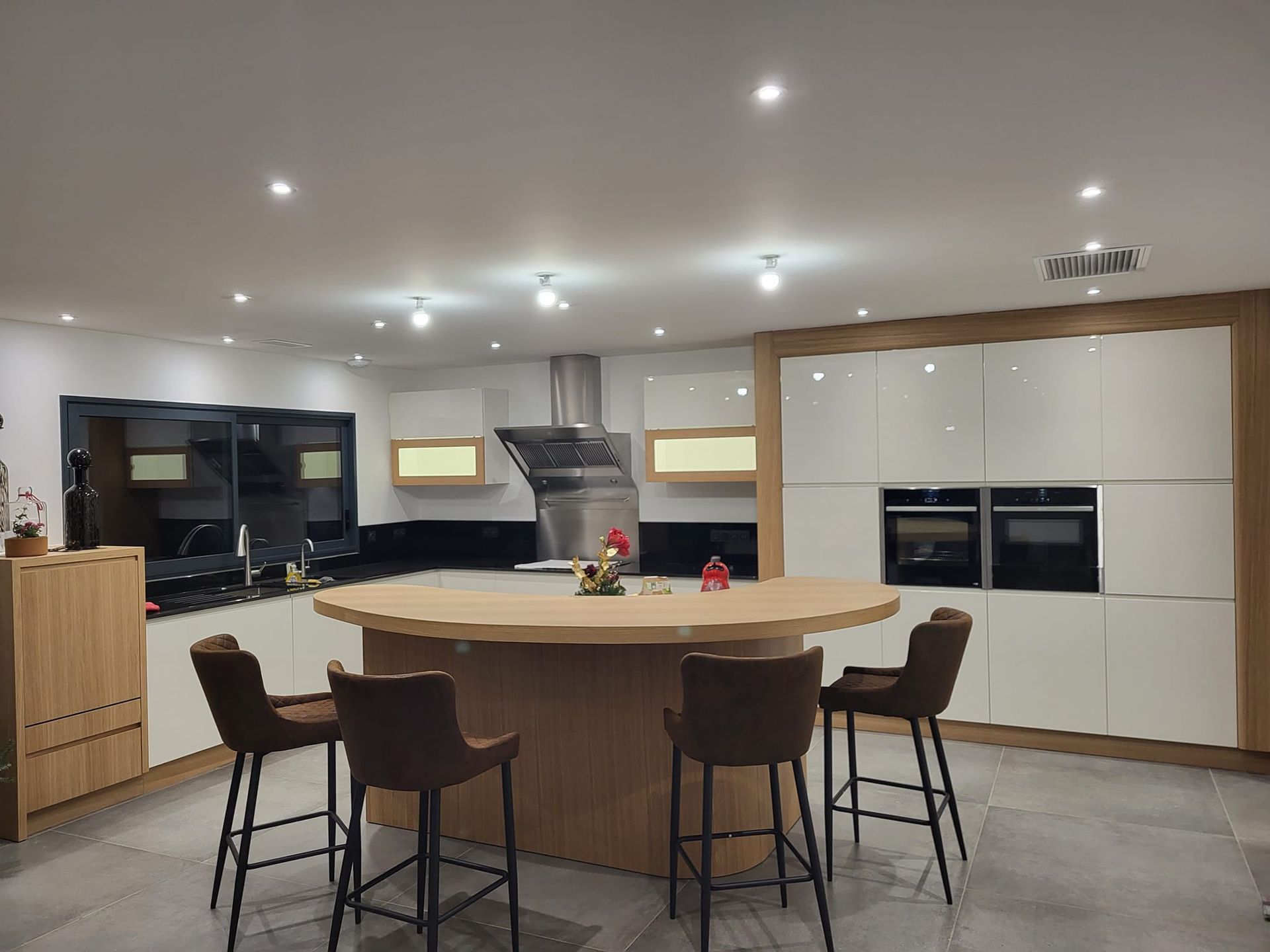 Table haute et chaise de style bar au centre d'une cuisine