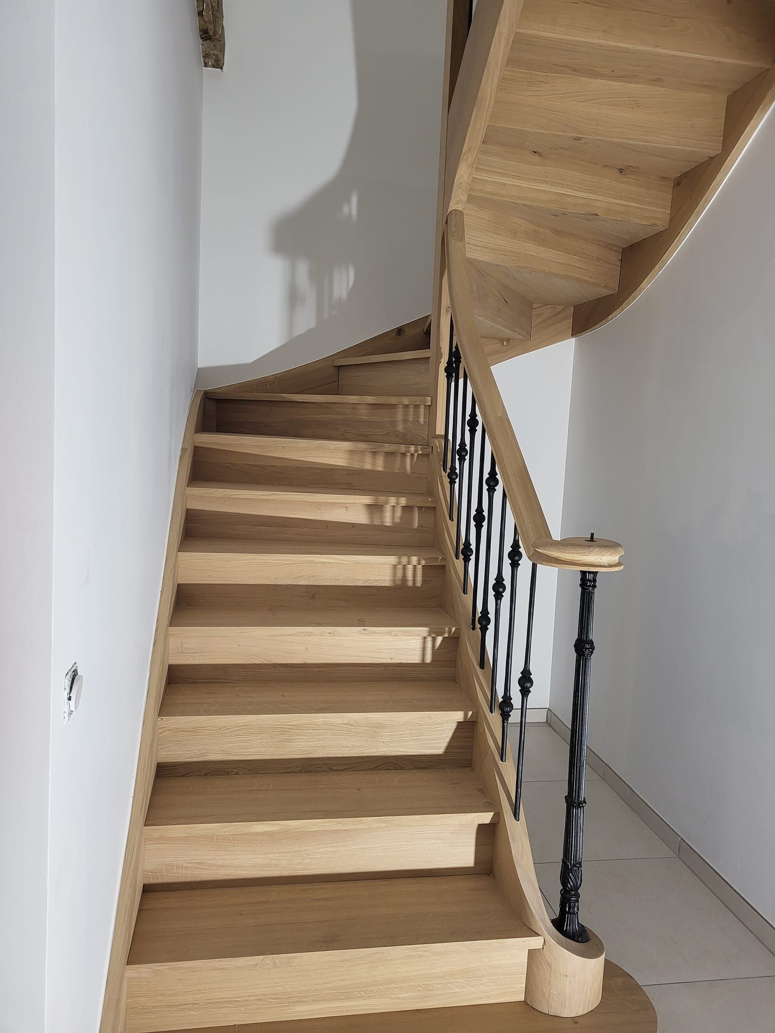 Escalier en bois de couleur claire