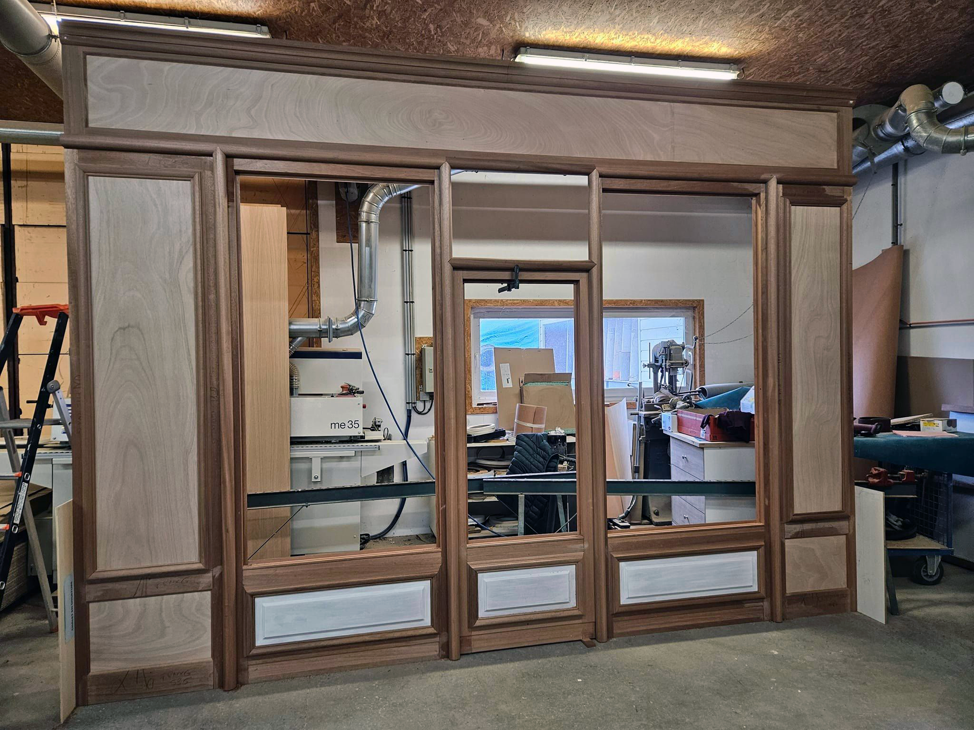 Conception en bois de contours de portes et de fenêtres dans un atelier