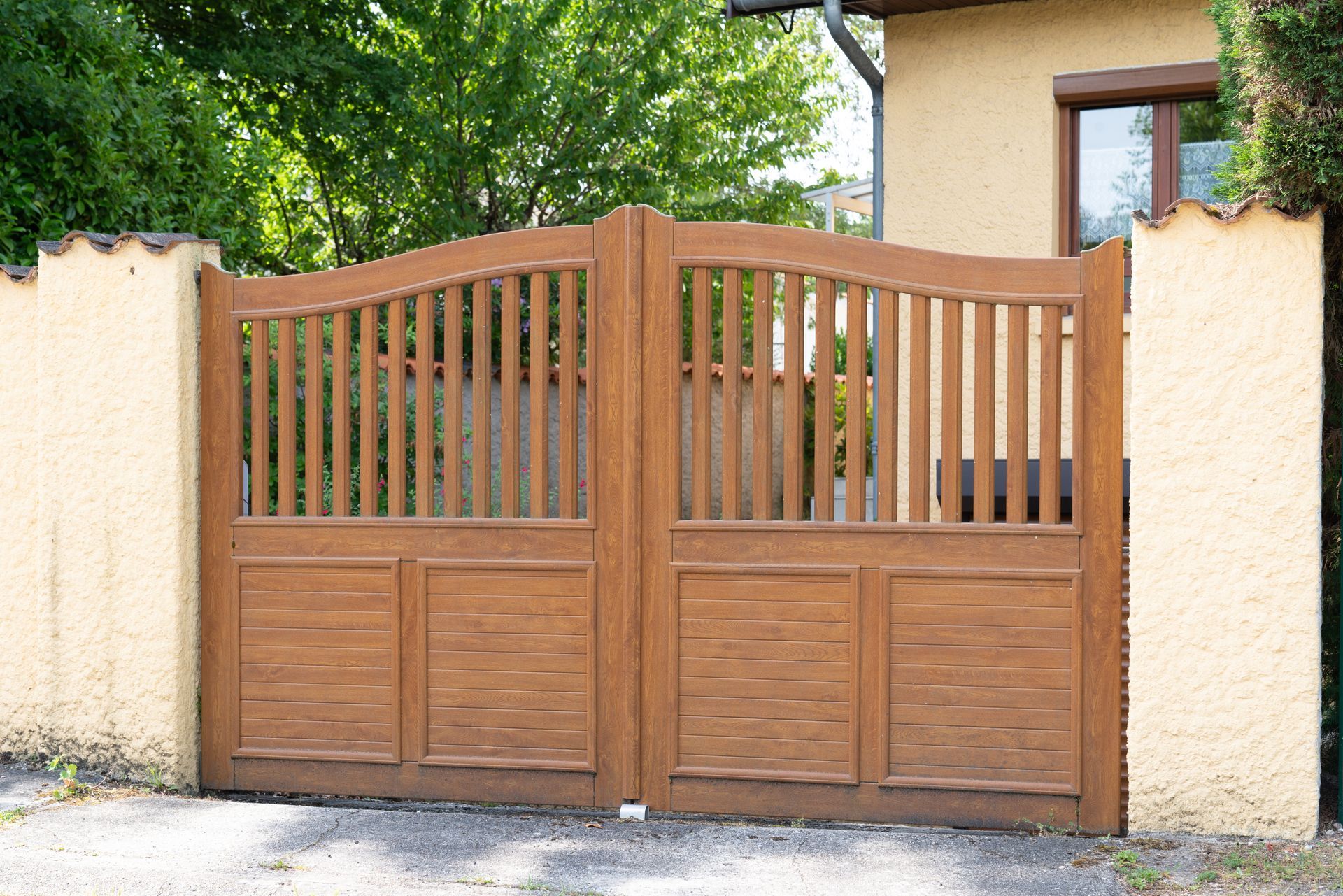 Portail en bois clair à battants chez un particulier