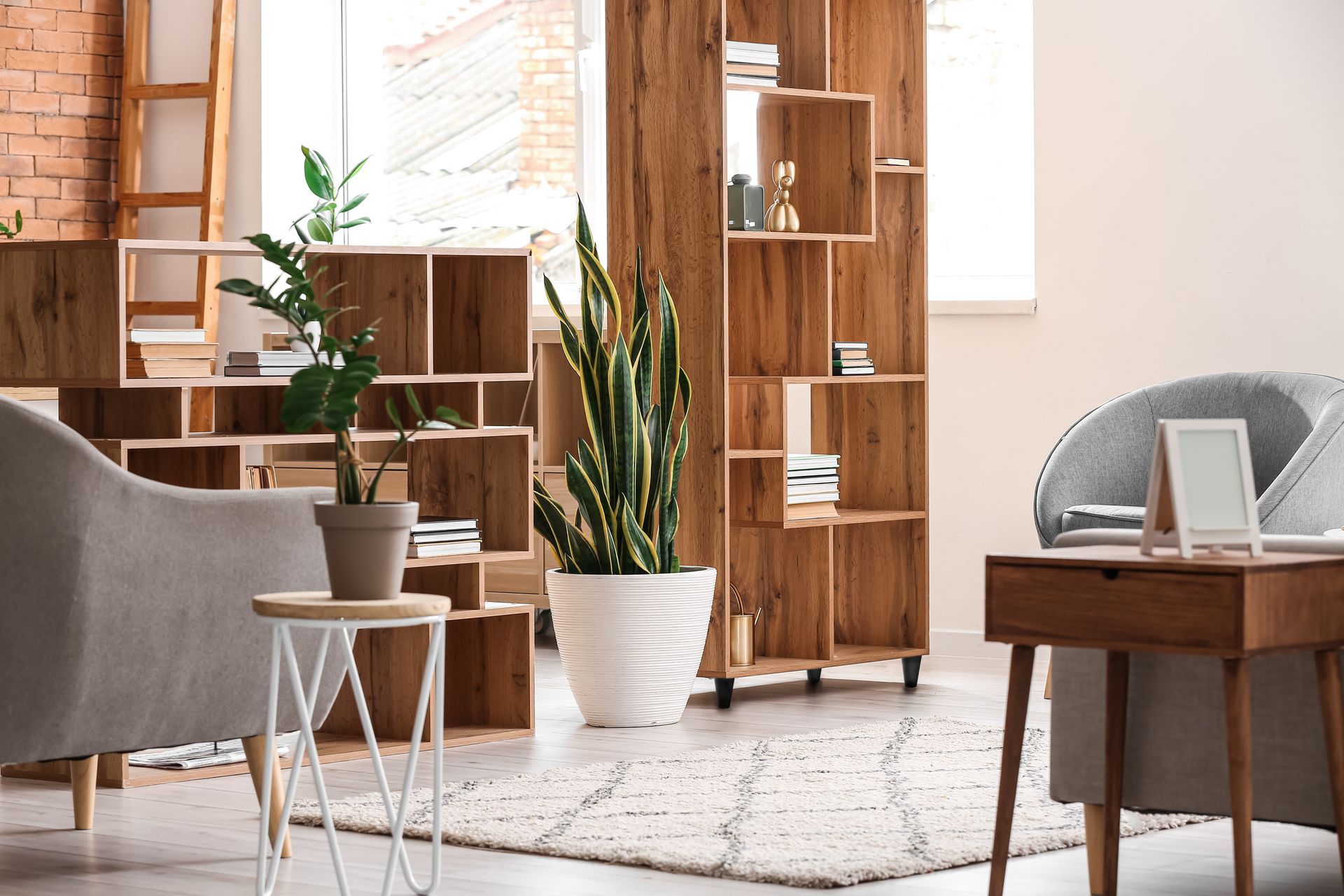 Intérieur d'un salon avec fauteuil et double bibliothèque en bois