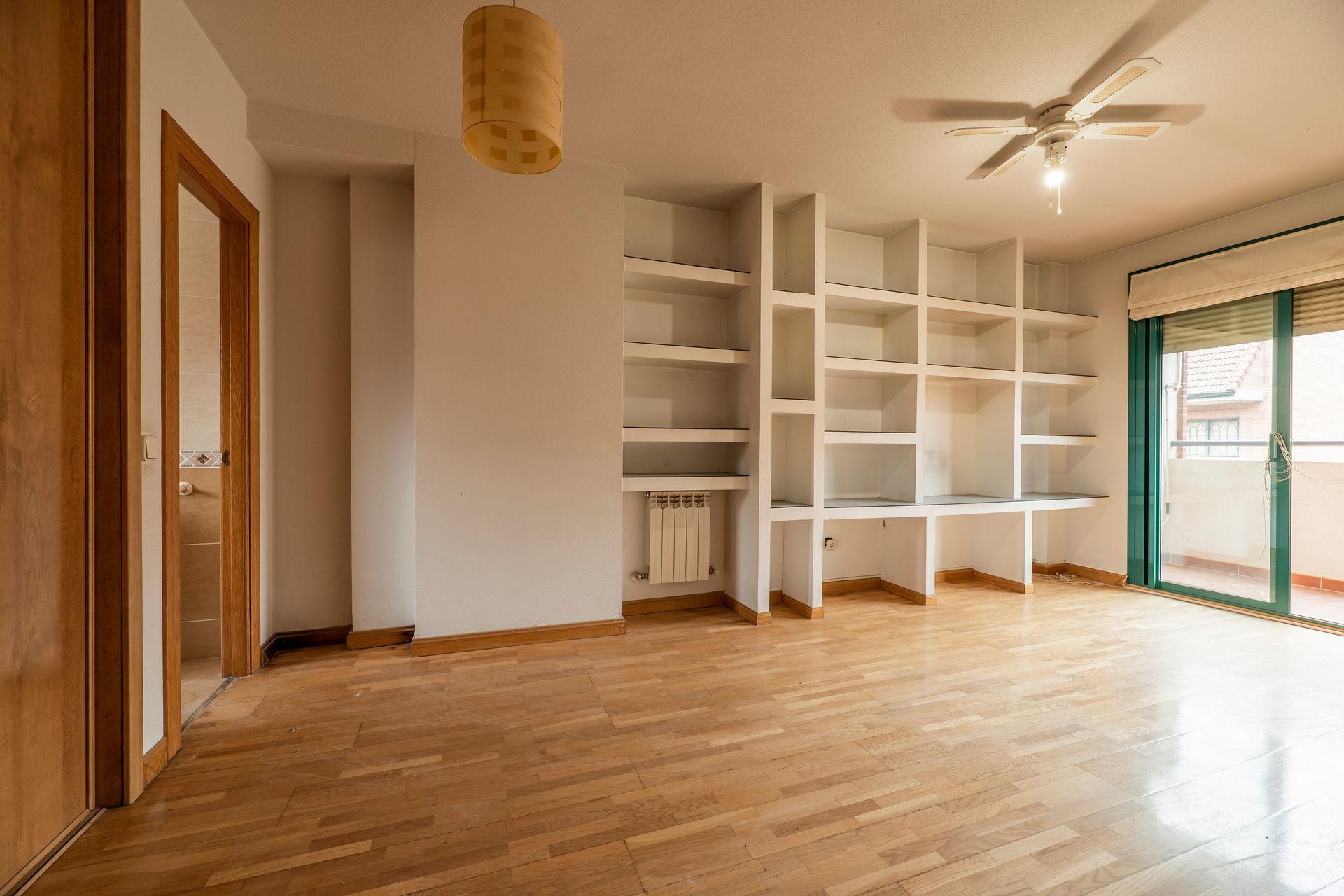 Grande pièce vide avec un parquet en bois brillant