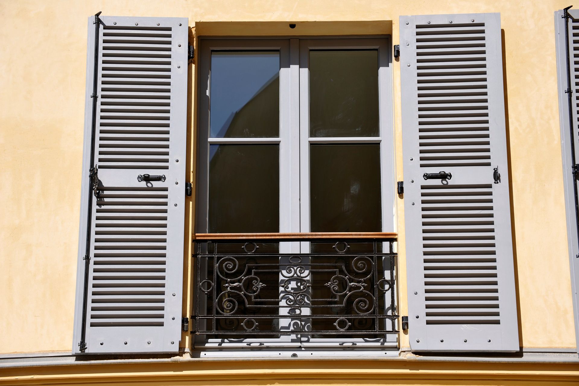 Volets gris ouverts d'une fenêtre