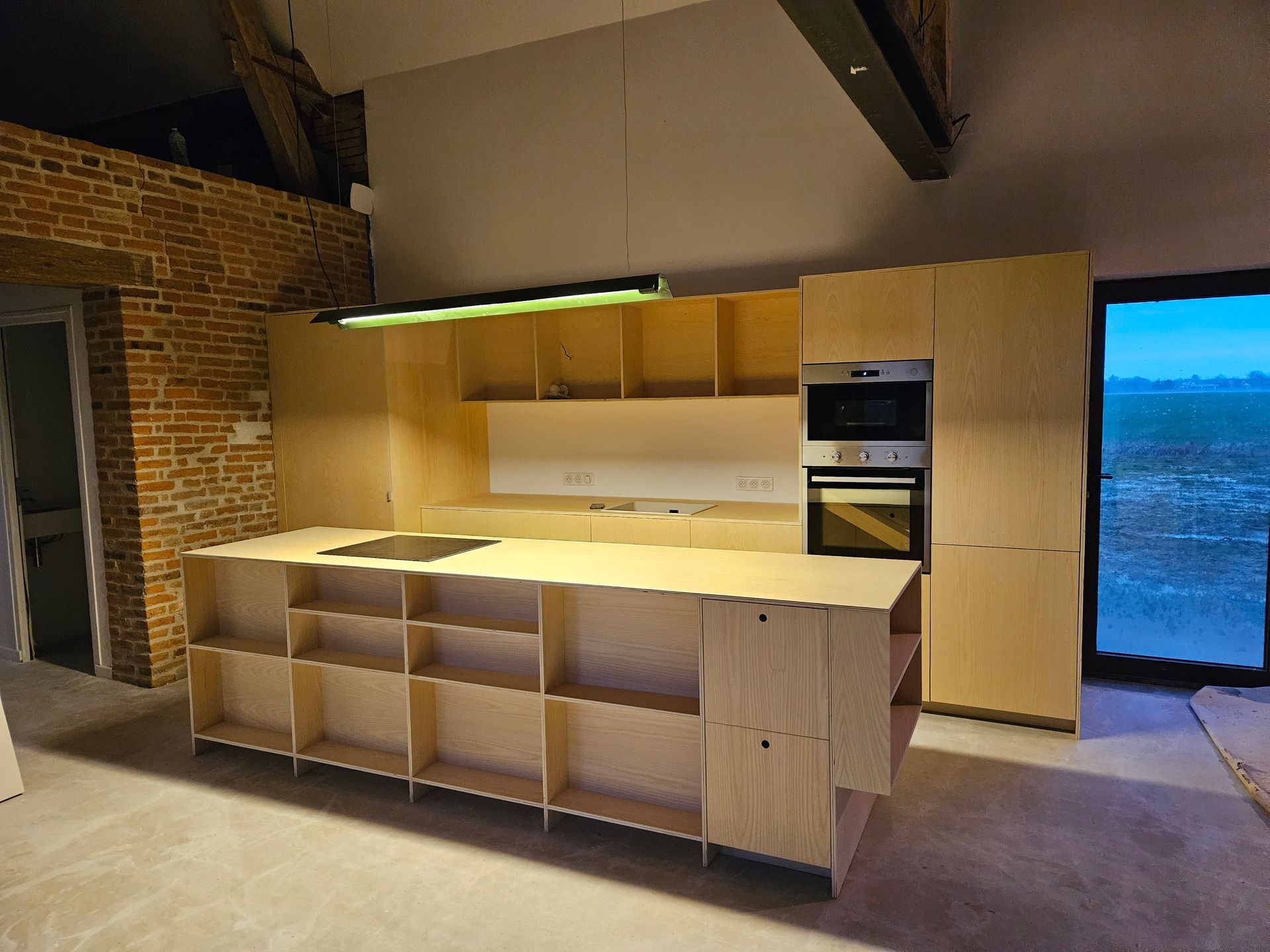 Meubles et placard d'une cuisine et son ilot centrale entièrement en bois