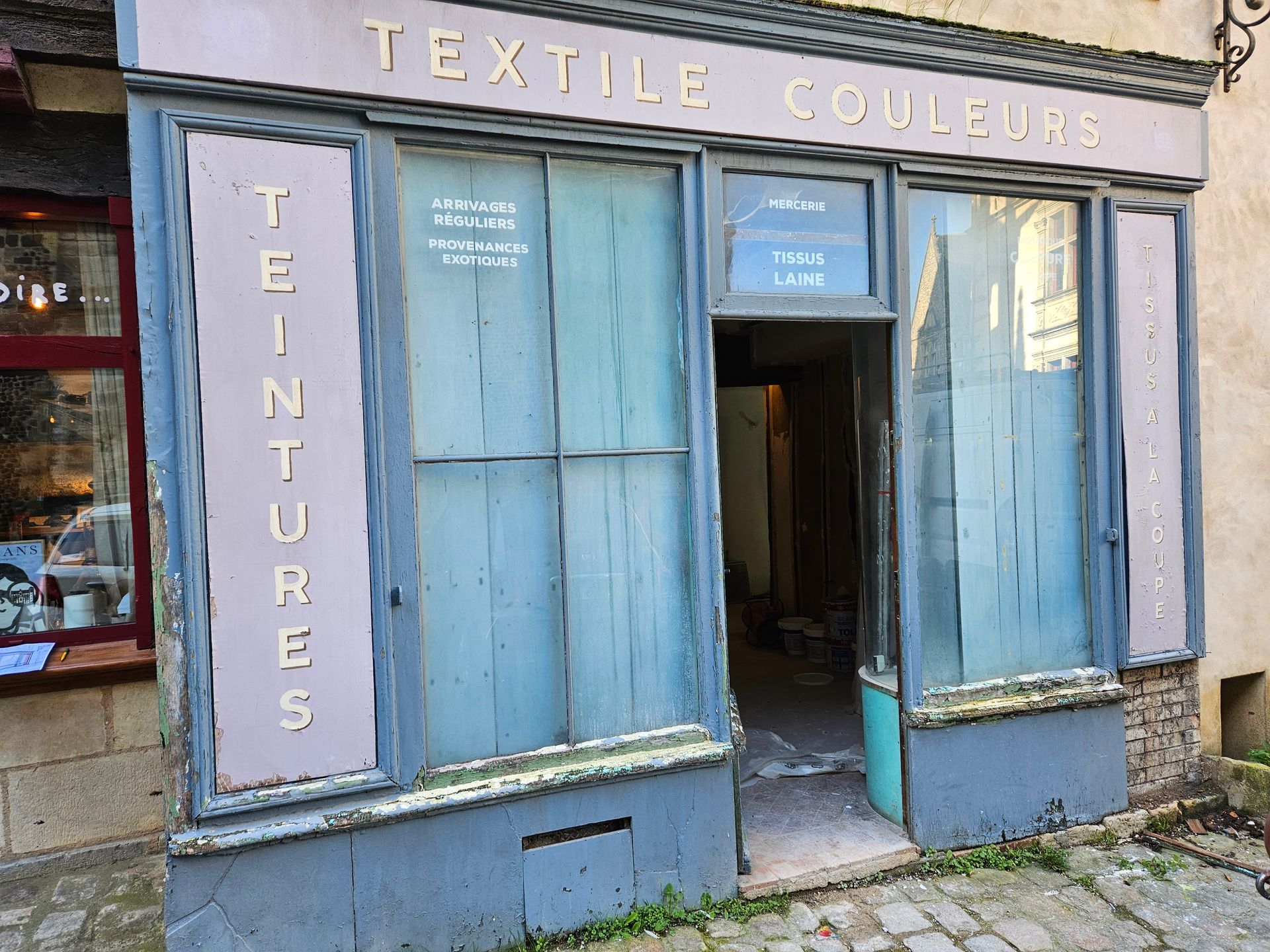Devanture d'une enseigne bleu usée par le temps