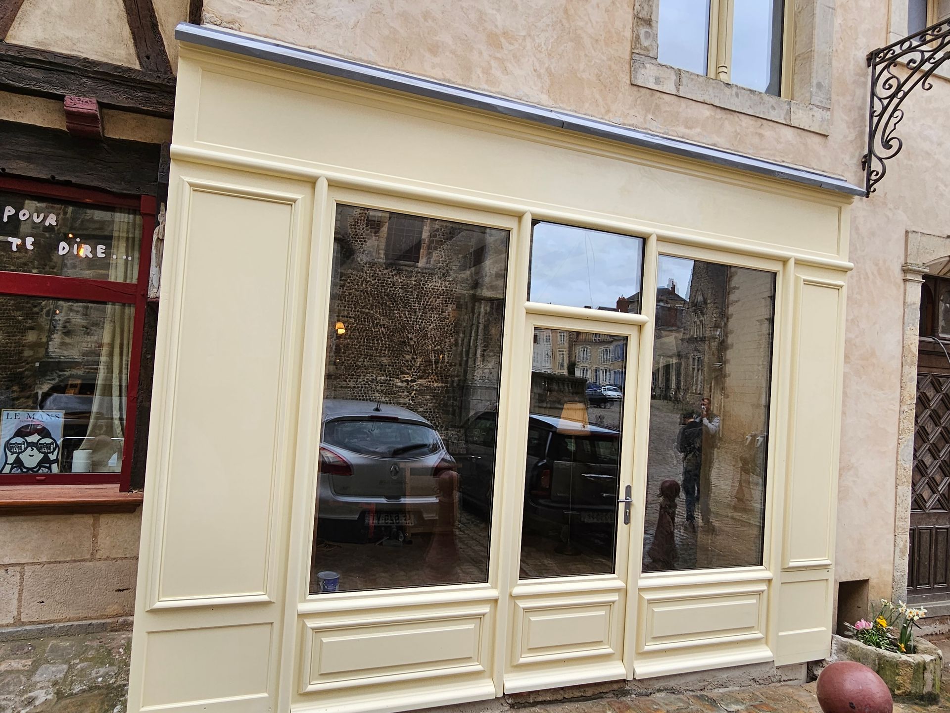 Nouvelle devanture de l'enseigne en bois et peinte de couleur crème