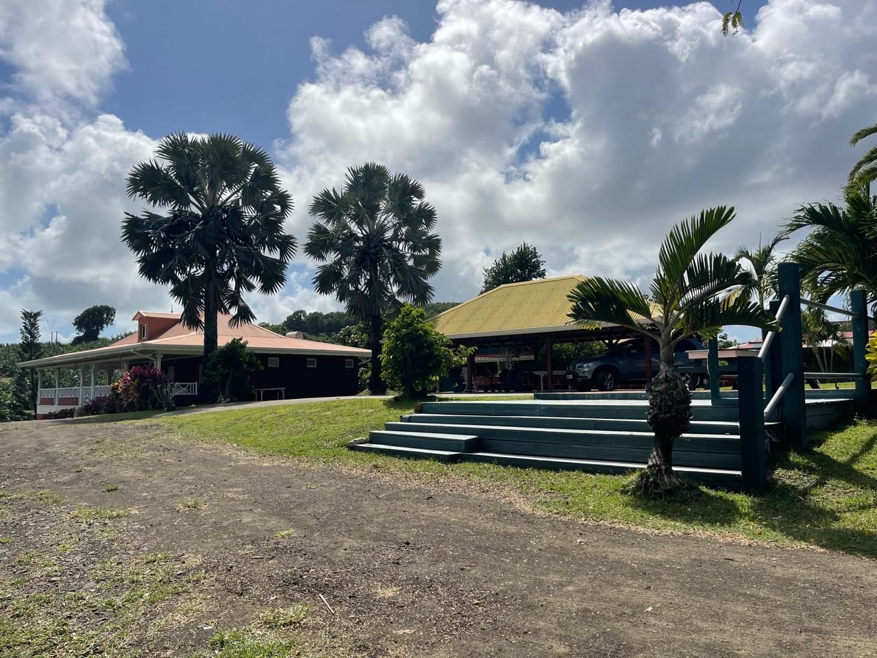 Cour intérieure d'un complexe tropical avec des bâtiments