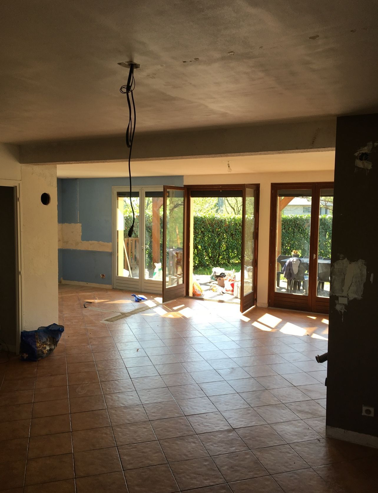 Photo d'un salon de maison avant restauration.