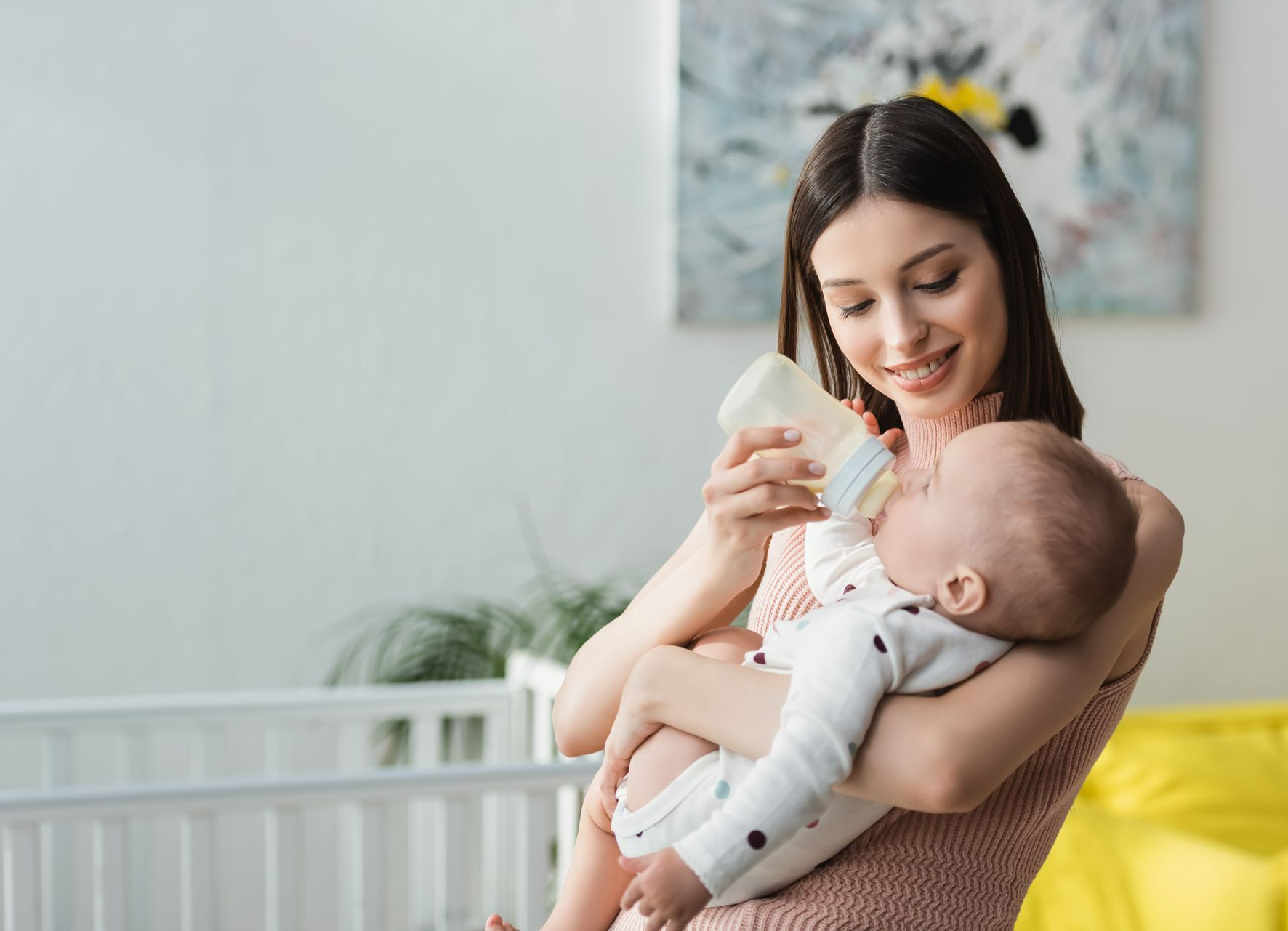 Photo d'une maman donnant le biberon à son enfant