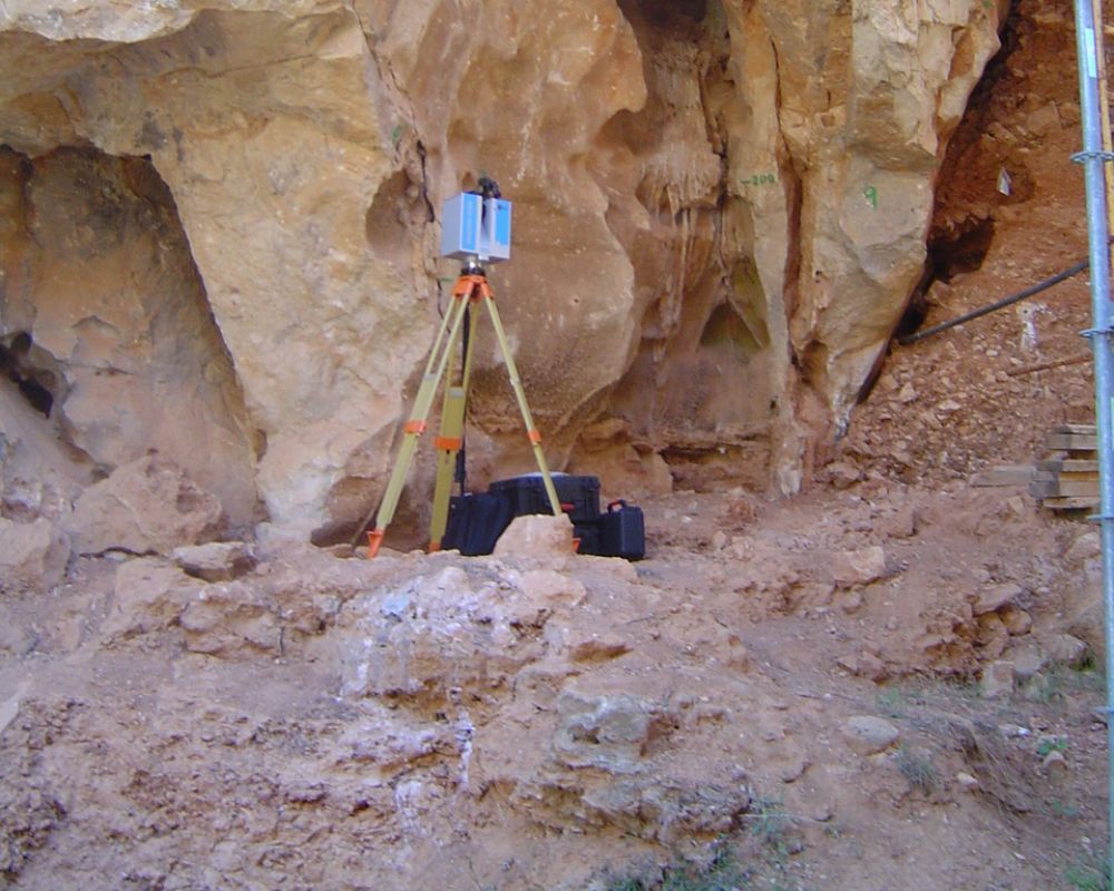 Una cámara en un trípode frente a una pared de roca