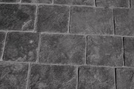 Una fotografía en blanco y negro de un piso de ladrillo.