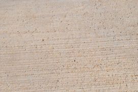 Un primer plano de una superficie de hormigón con una textura granulada.