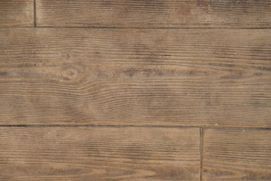 Un primer plano de un piso de madera con una textura granulada.