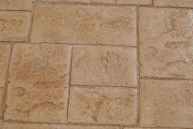 Un primer plano de un suelo de baldosas con un patrón de ladrillo.