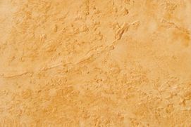 Un primer plano de una textura de pared amarilla.