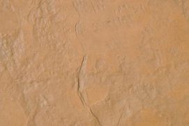 Un primer plano de un trozo de papel marrón.