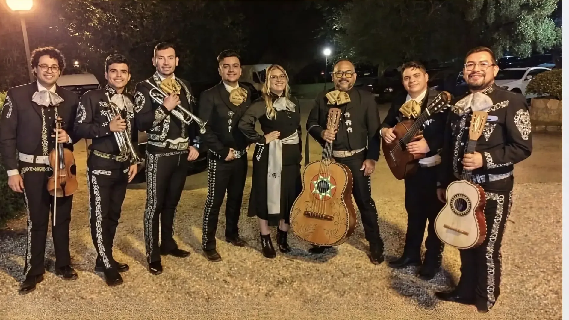 Diversos pasteles y tartas en vitrina.