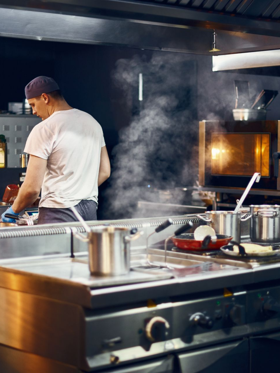 Un chef dans une cuisine professionnelle.