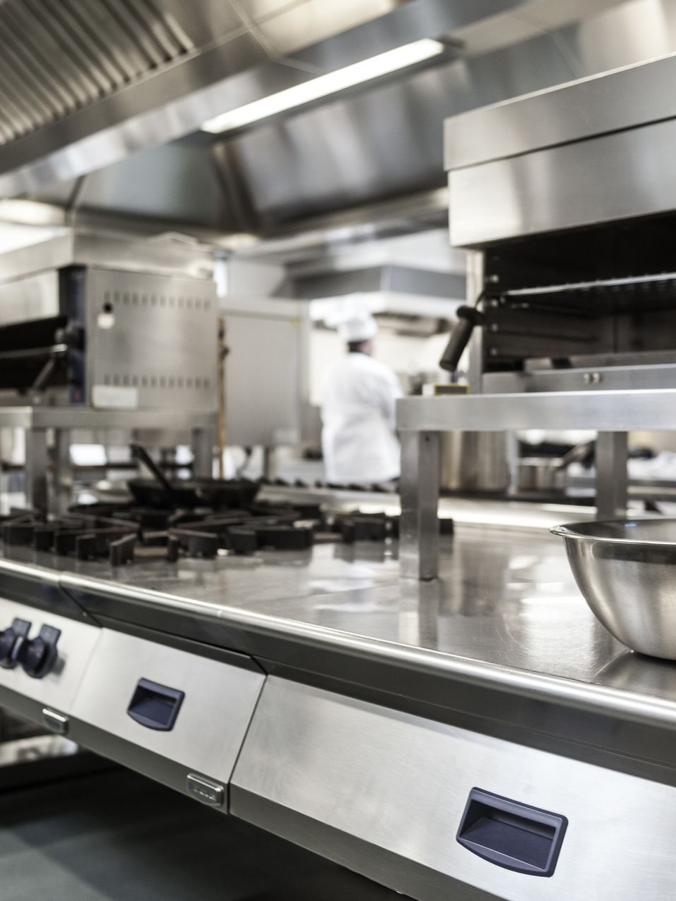 Cuisine professionnelle en acier inoxydable avec équipements.