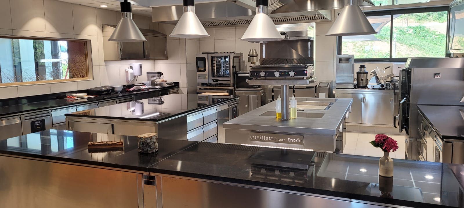 Une personne portant des gants bleus nettoie un plan de travail de cuisine.