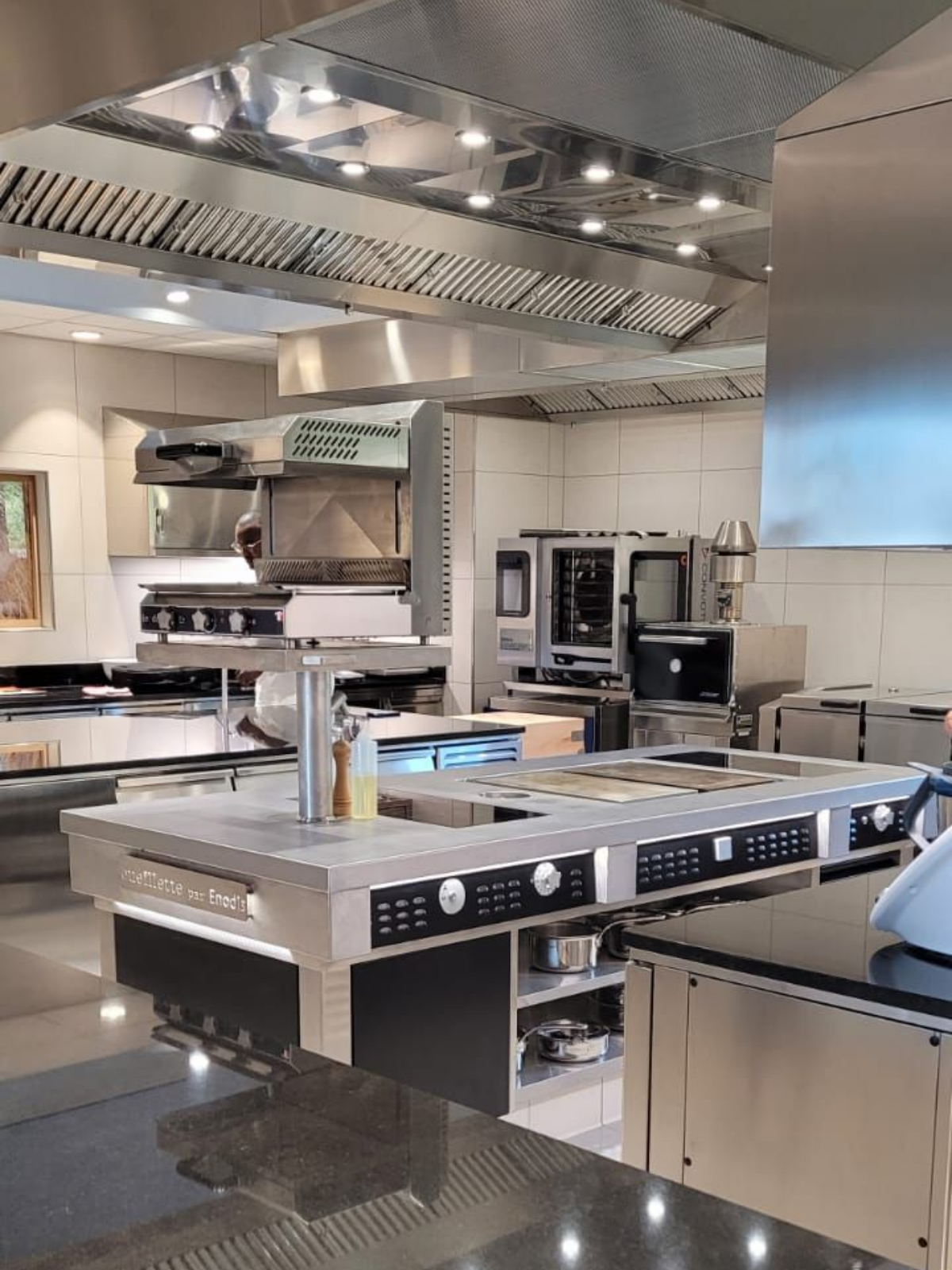 Équipement de cuisine professionnel, cocotte basculante en acier inoxydable.