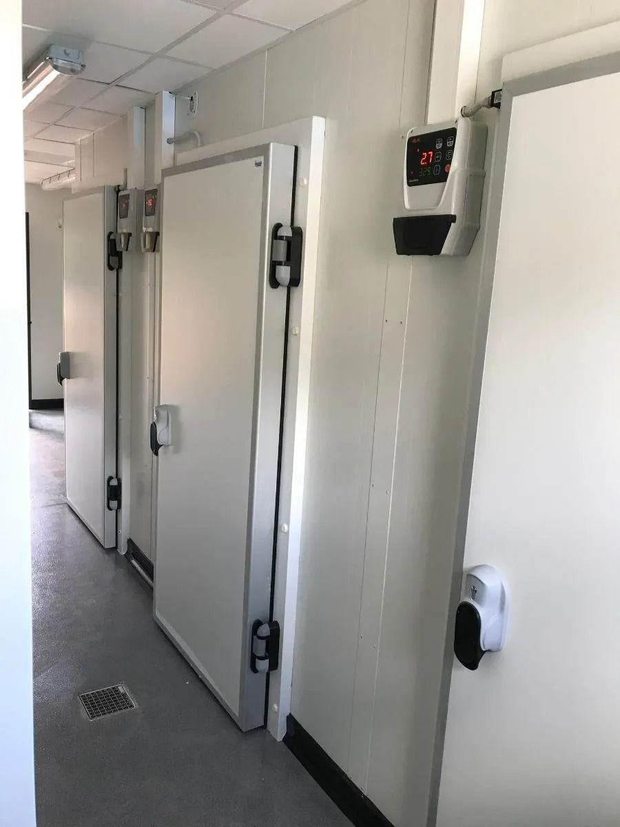 Des portes de réfrigérateurs.