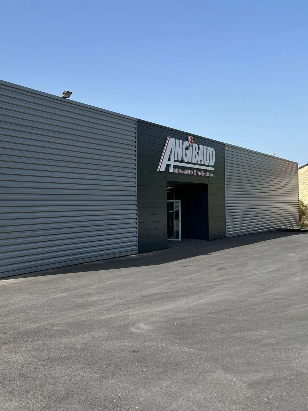 Bâtiment industriel de l'entreprise ANGIBAUD EQUIPEMENT.