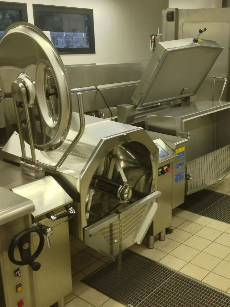 Casserole basculante commerciale en acier inoxydable dans une cuisine.