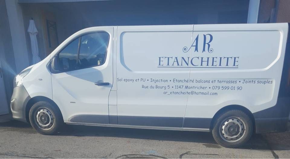 Camionnette blanche avec logo « AR ETANCHEITE ». Inscriptions latérales détaillant les services et les coordonnées.