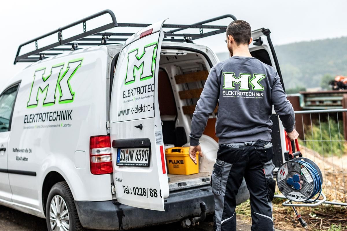 mk-elektrotechnik - Transporter und Mitarbeiter