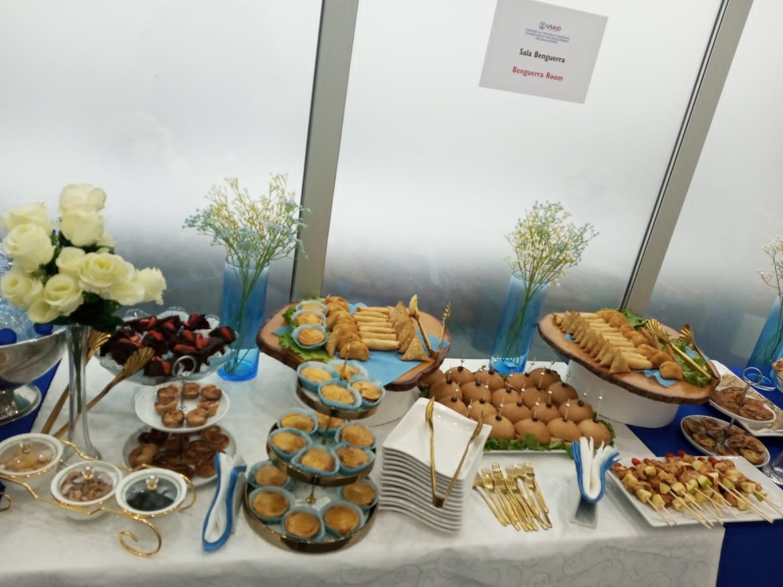 uma mesa cheia de uma variedade de comida e flores