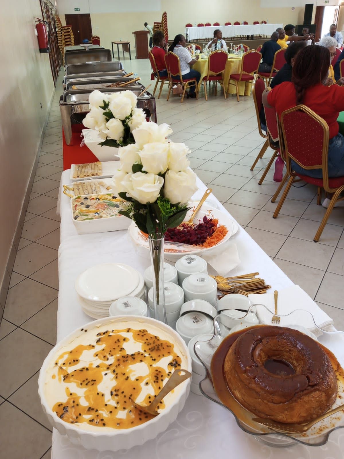 uma mesa com uma variedade de comida e flores