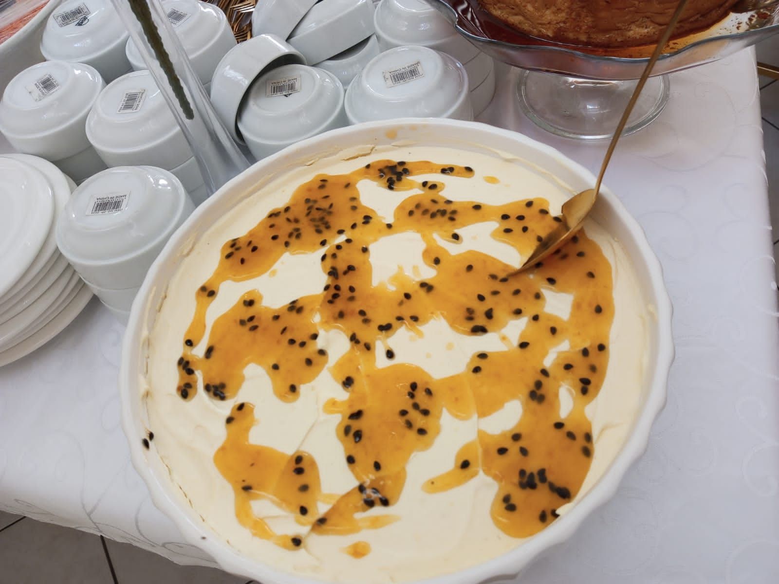 uma tigela de comida com uma colher sobre uma mesa