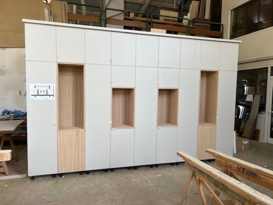 Grande armoire en bois clair et blanc