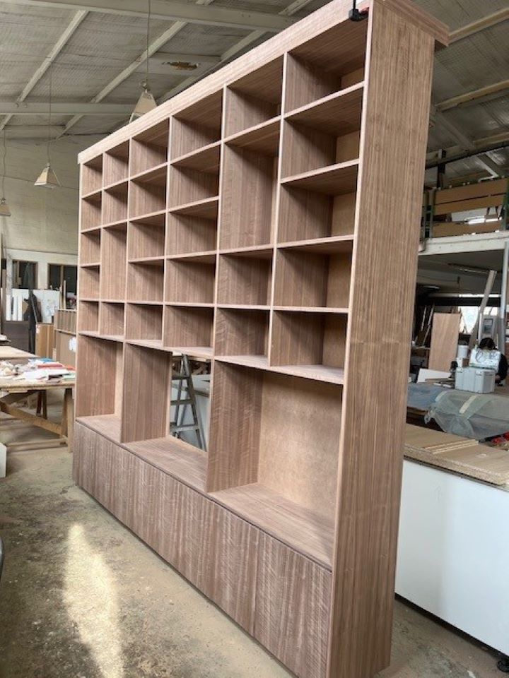 Conception d'une armoire en bois dans l'atelier