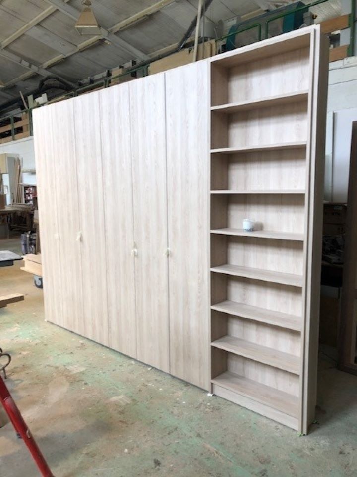 Armoire en bois avec un côté penderie et un côté étagère
