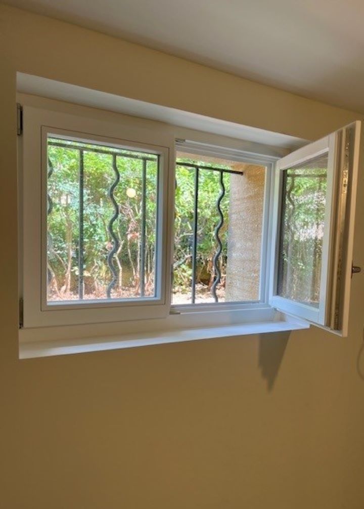 Pose de petites fenêtres en bois, peint en blanc