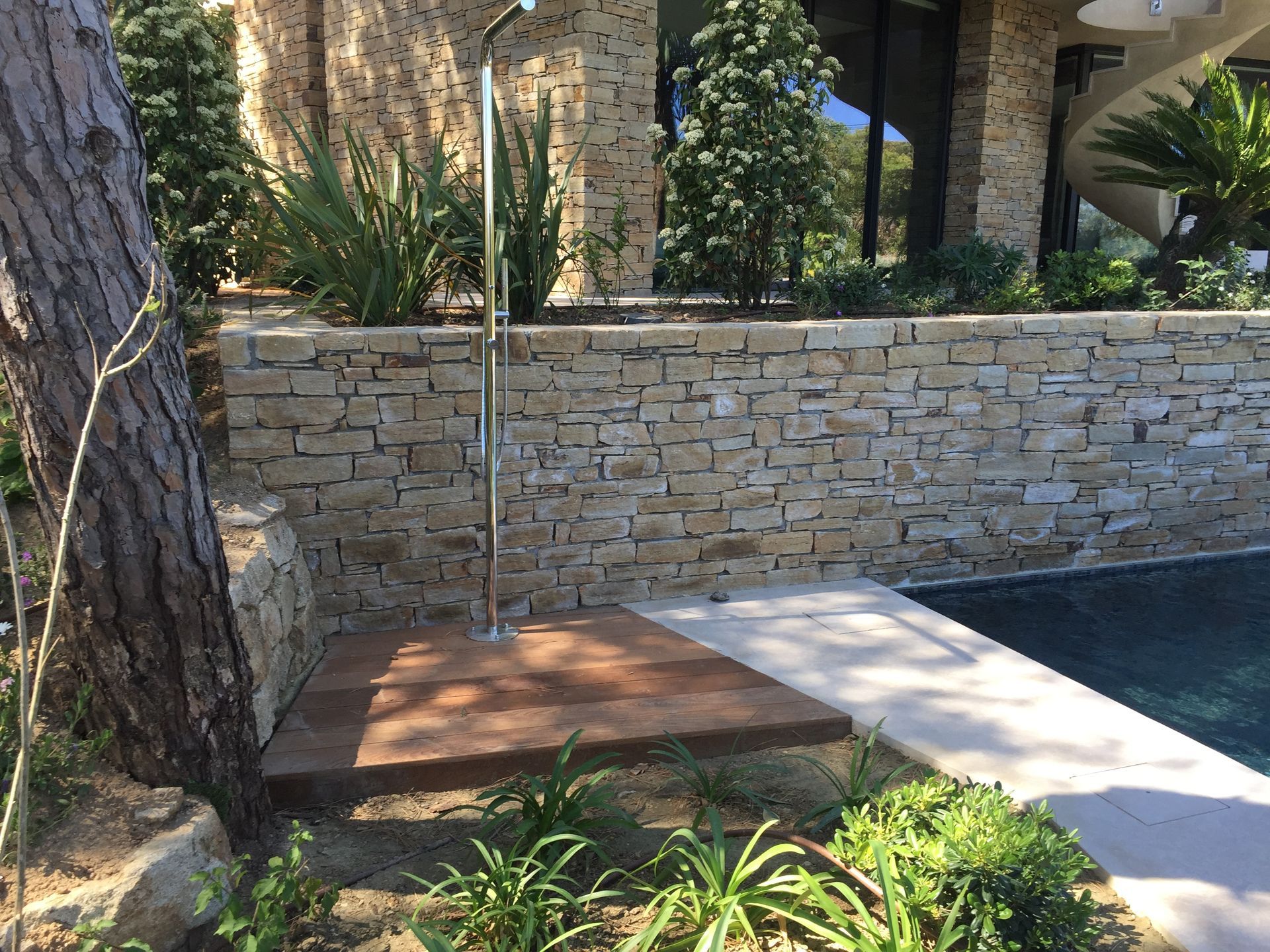 Douche extérieure en bois