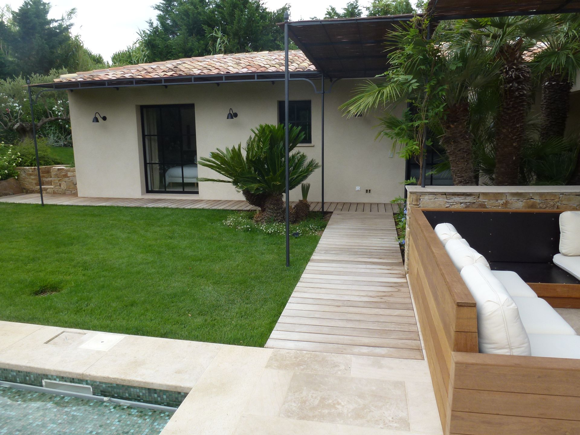 Allée de jardin en bois