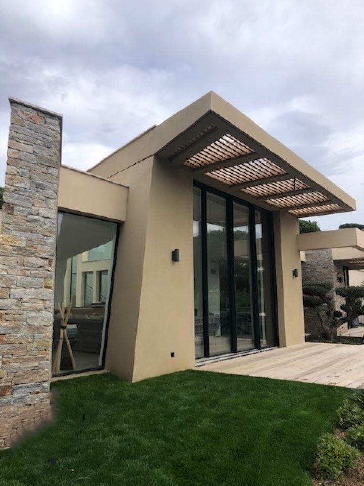 Pergola avec des lames en bois