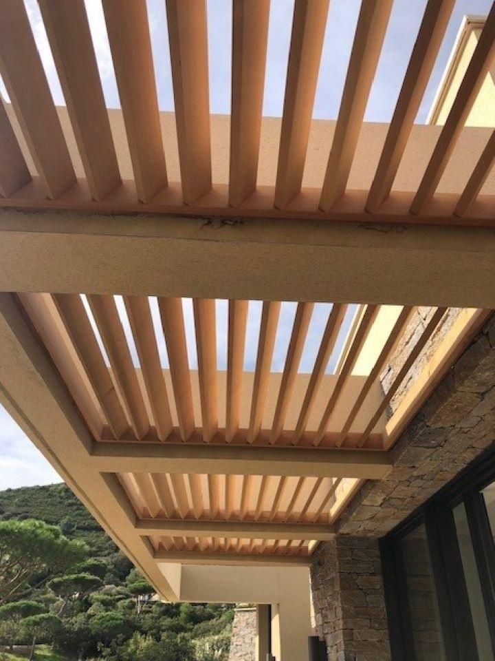 Pergola avec des lames en bois orientées
