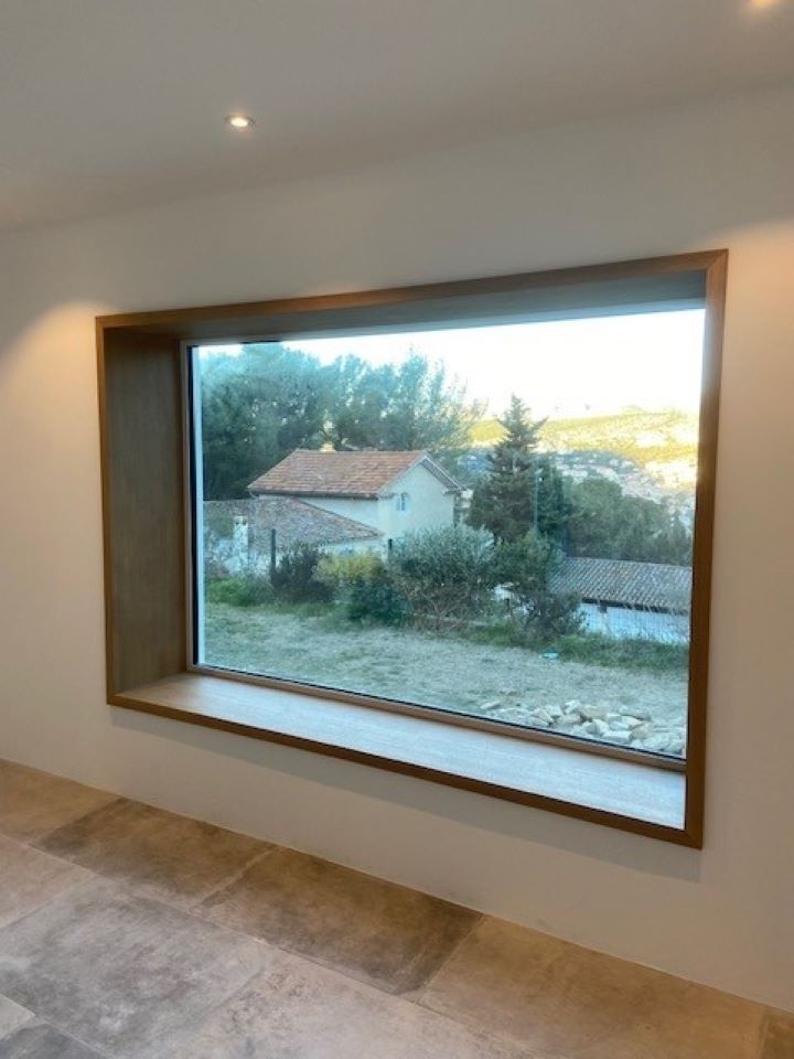 Pose d'une fenêtre avec un encadré en bois