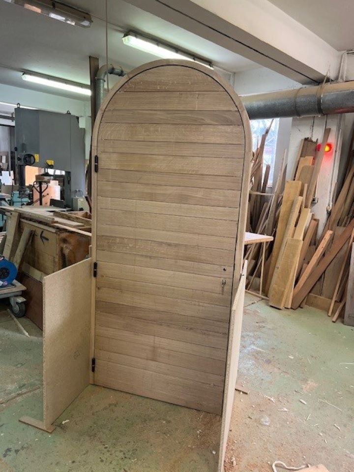 Porte en bois arrondi sur le haut