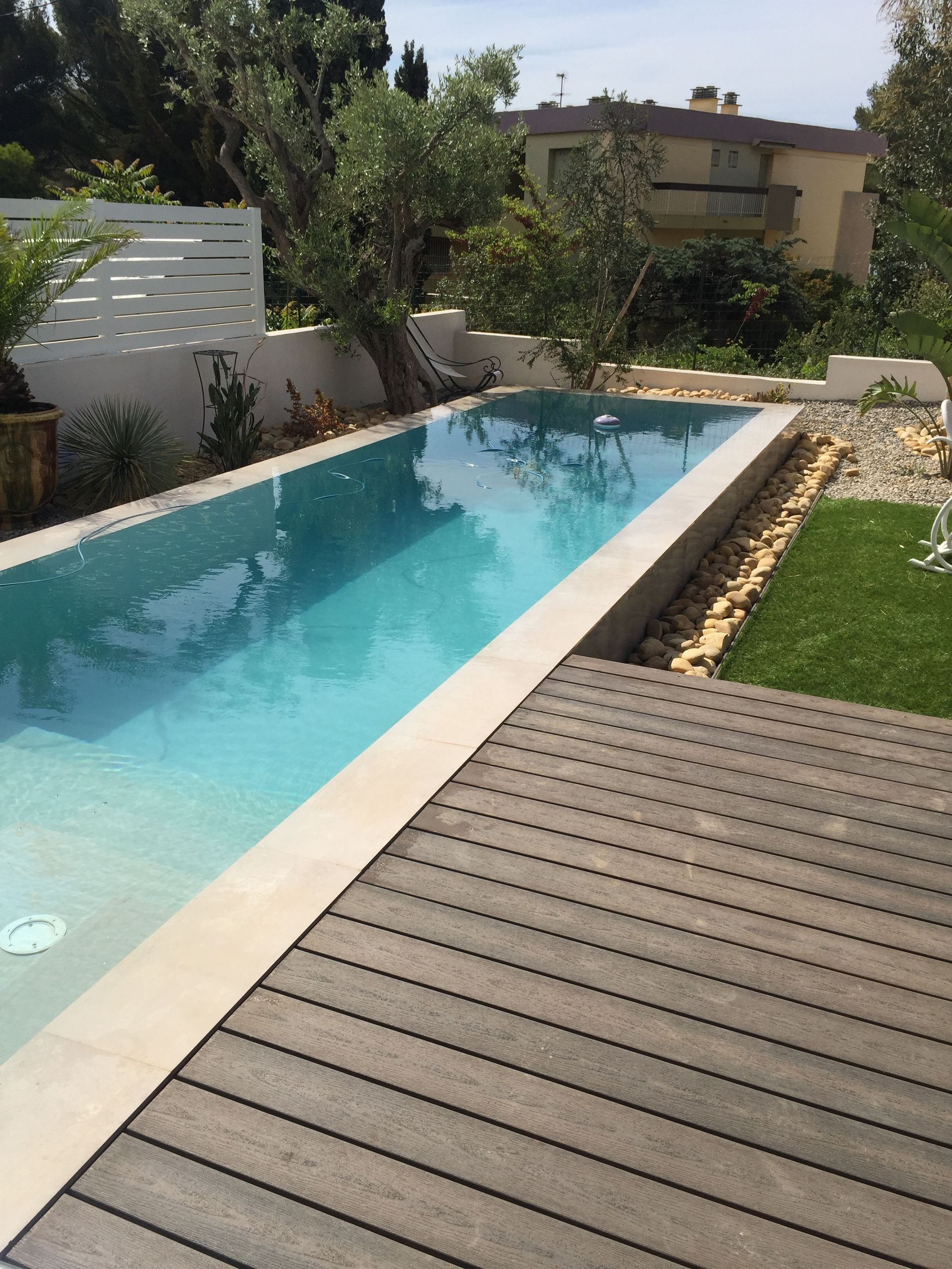 Piscine avec terrasse en bois.