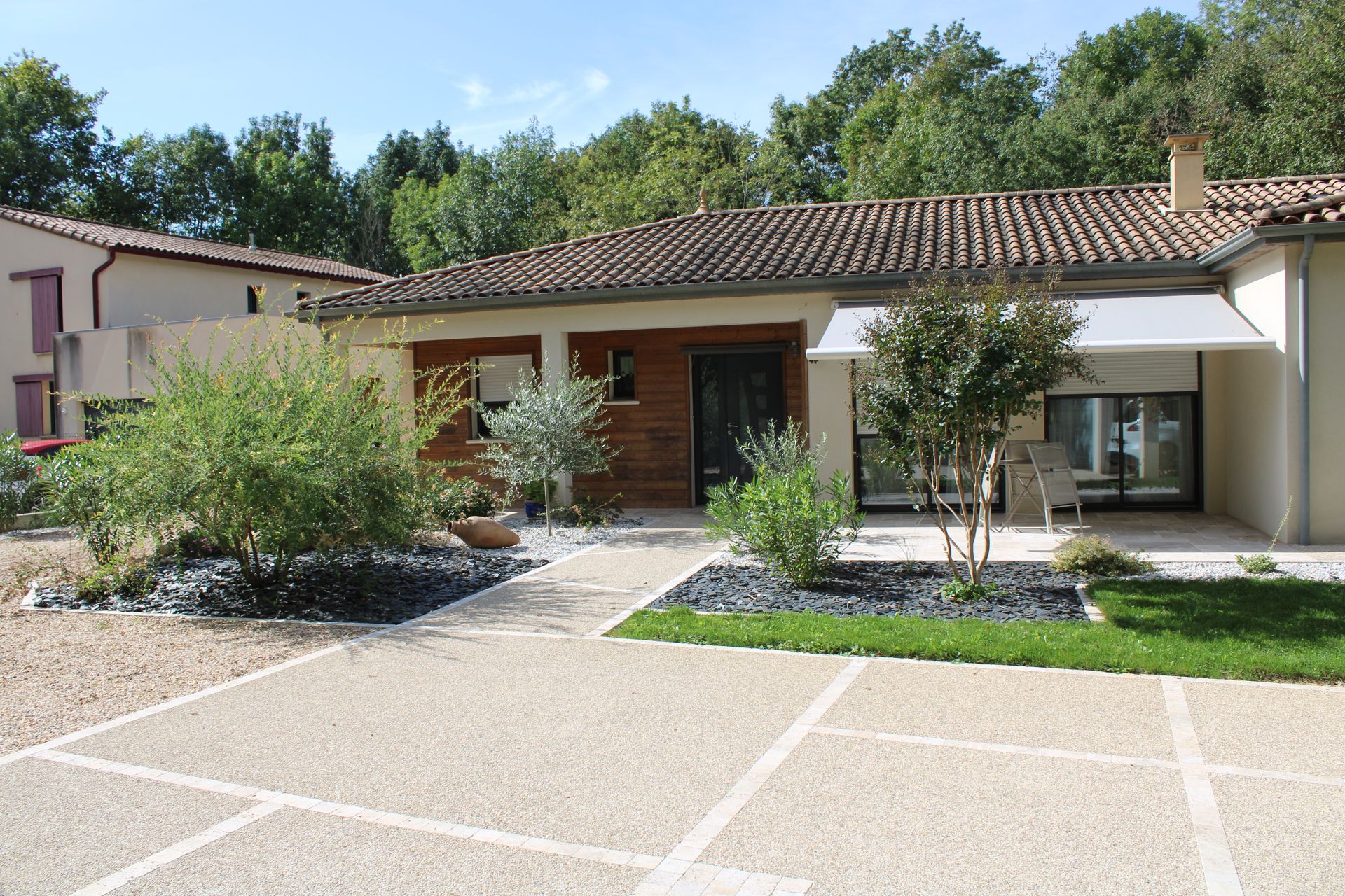Cour amménagée en enrobé blanc